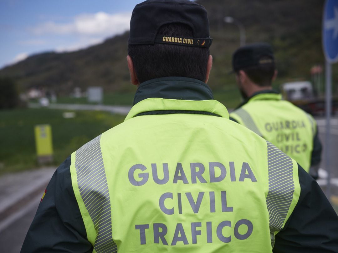 Archivo - Dos agentes de la Guardia Civil de Tráfico  en una imagen de archivo