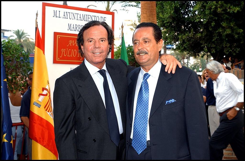 Muñoz durante la inauguración de un calle dedicada a Julio Iglesias