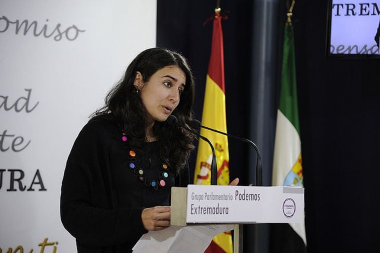 Irenes de Miguel, portavoz de Unidas por Extremadura, durante una rueda de prensa en la Asamblea