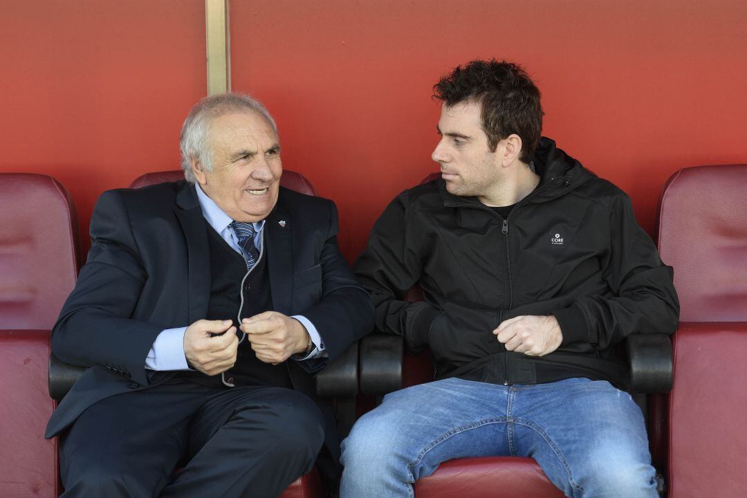 Alfonso García, en el banquillo antes del Almería-Numancia.