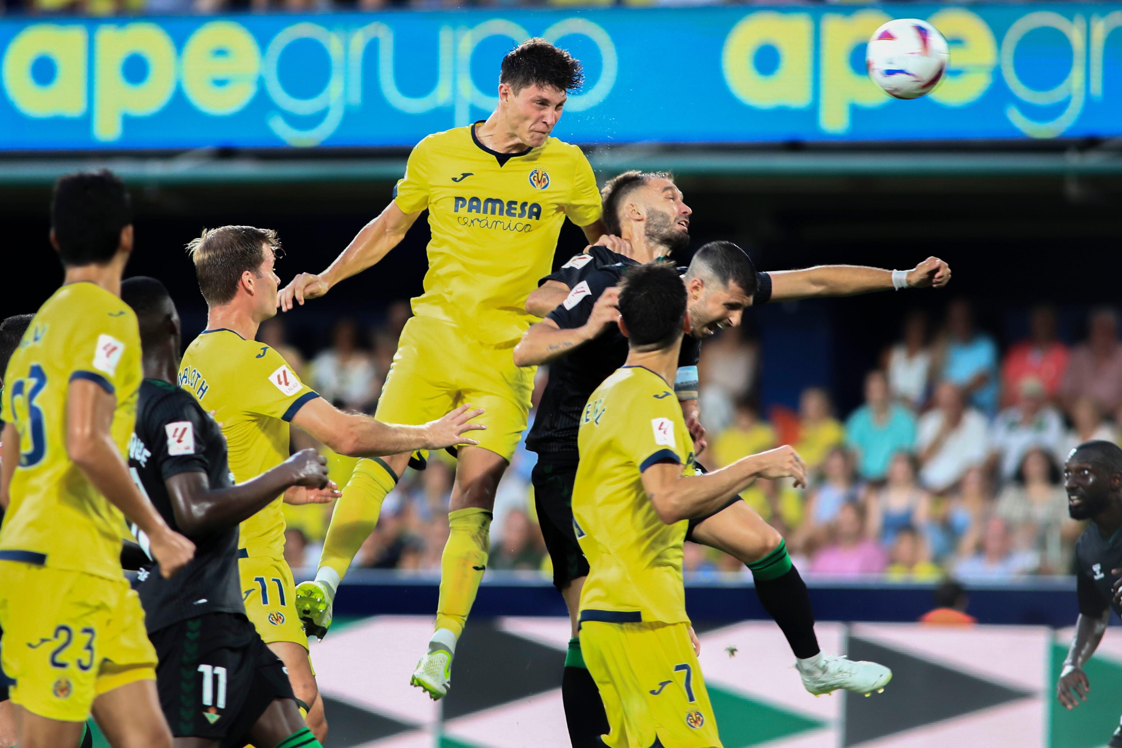 VILLARREAL (CASTELLÓN),  13/08/2023.- El defensa del Villarreal Jorge Cuenca (c) marca el 1-1 durante el partido de LaLiga que Villarreal CF y Real Betis disputan este domingo en el estadio de La Cerámica en Villarreal. EFE/Andreu Esteban
