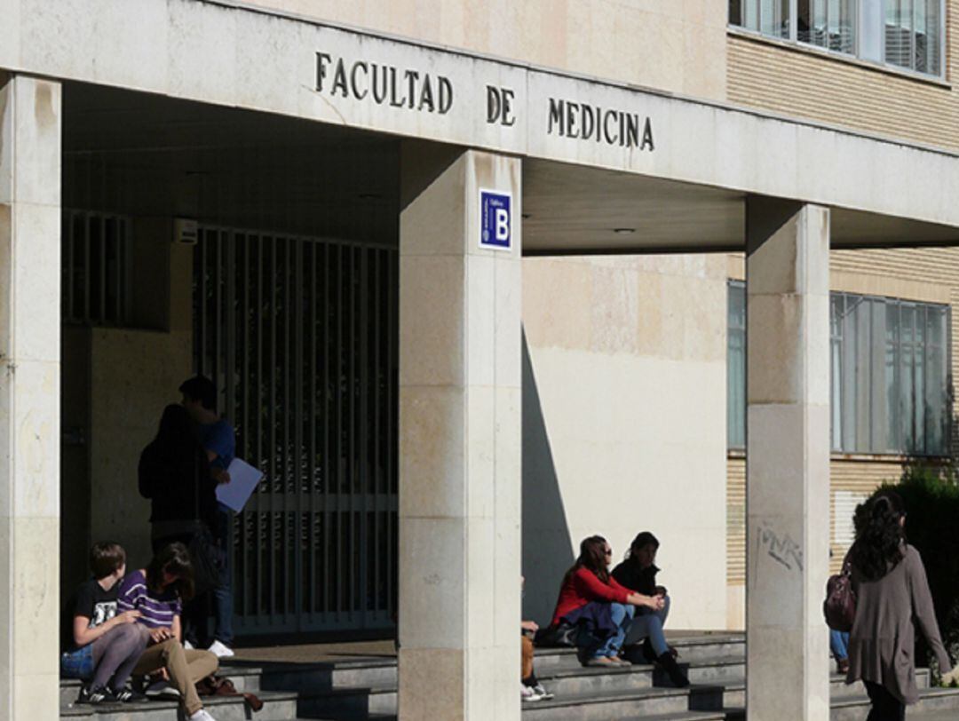 Fachada de la Facultad de Medicina de la Universidad de Zaragoza