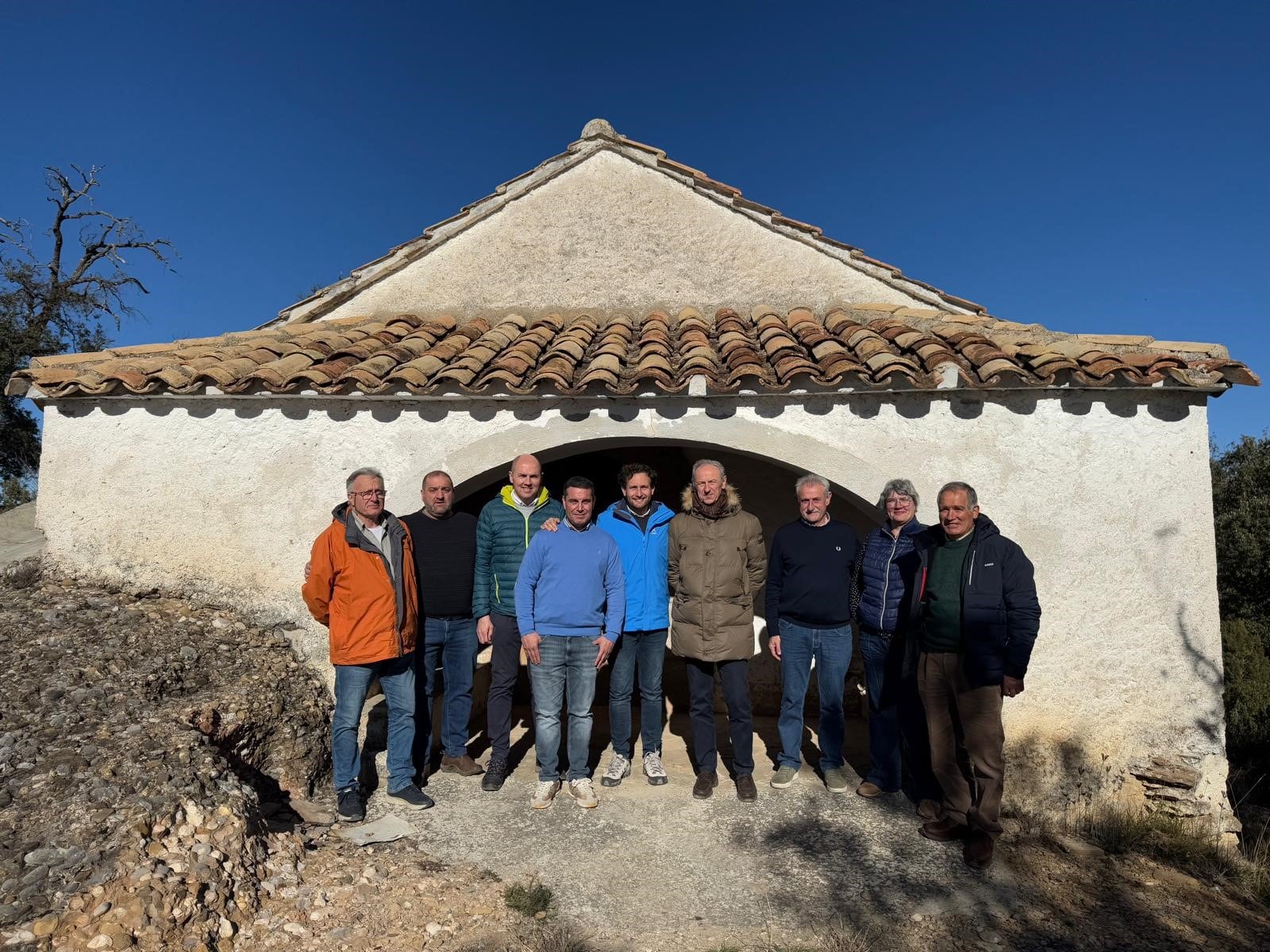 El presidente de la DPH, Isaac Claver y el alcalde de Abizanda, Javier Labat, con los concejales y autoridades que han participado en la romería