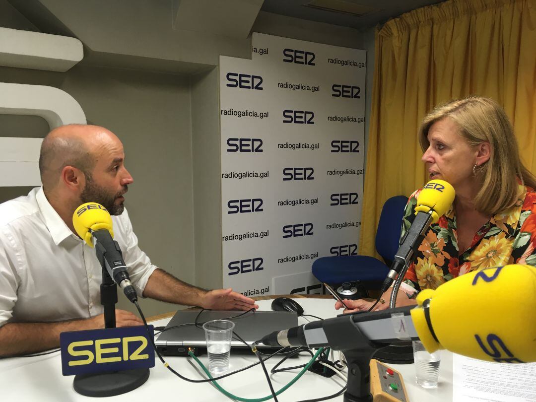 Luís Villares y Aida Pena, antes de la entrevista en el estudio de Radio Galicia