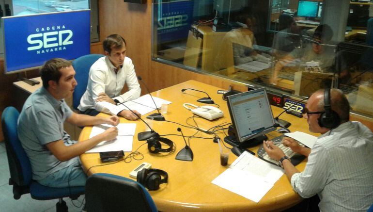 El periodista Ramón Huarte junto a Íñigo González y Pedro Velasco de CYC