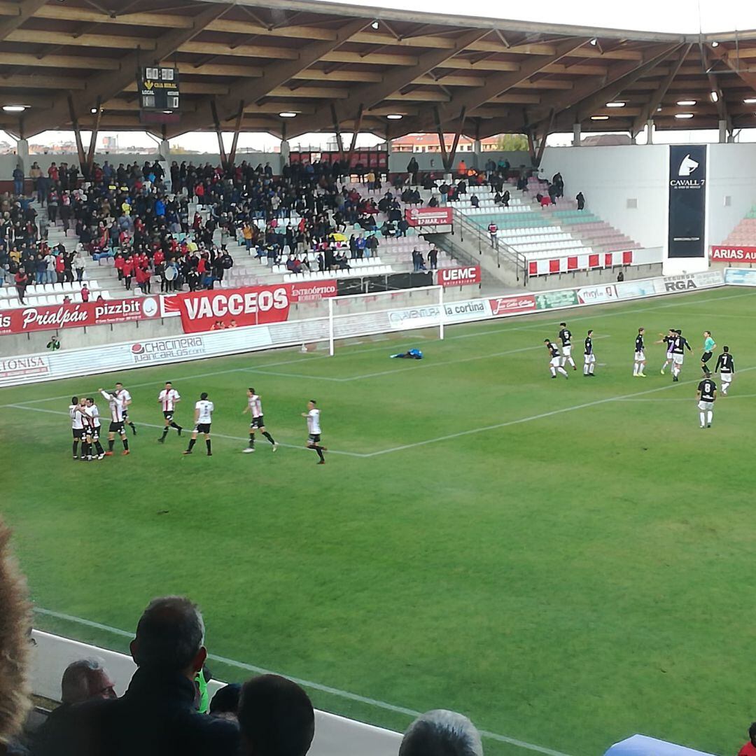 Los jugadores del Zamora CF celebran el primer gol rojiblanco