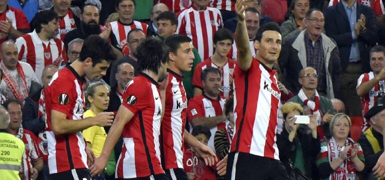 GRA461. BILBAO. 05/11/2015.- El delantero del Athletic de Bilbao Ariz Aduriz (4-i) celebra tras marcar el cuarto gol ante el FK Partizan de Belgrado, durante el partido de la cuarta jornada de la fase de grupos de la Liga Europa que se disputa esta noche en el estadio de San Mamés, en Bilbao. EFE/Luis Tejido