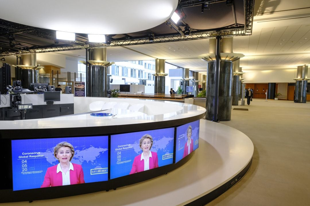 Úrsula von der Leyen en varias pantallas de la Comisión Europea.