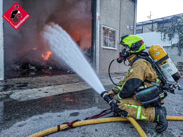 Un bombero en la extinción del incendio industrial en una nave de Cocentaina