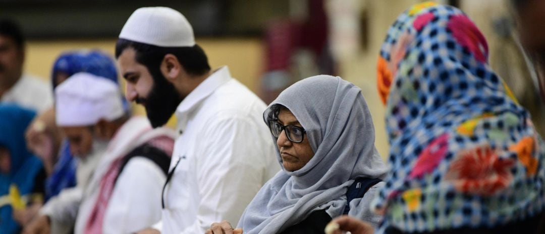 Devotos suníes comen tras finalizar el primer día de ayuno en la mezquita del clérigo Abdel Kader al-Gailani durante el inicio del mes sagrado del Ramadán