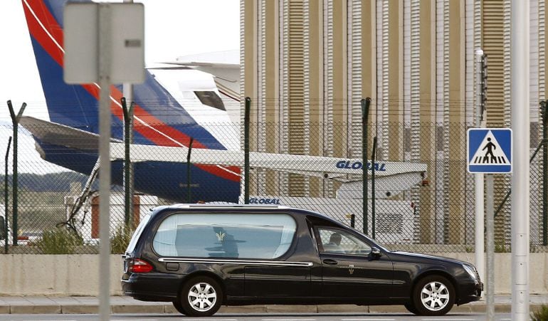 Hearse transporting coffins with the bodies of victims of the Germanwings plane that was deliberately crashed in the French Alps killing all 150 on board leave the Barcelona El Prat airport on June 15, 2015 after the victims remains were transfered from Marseille, France. Investigators say that 27-year-old German co-pilot Andreas Lubitz intentionally downed the plane en route from Barcelona to Duesseldorf with French investigators to expand their crash probe to see if anyone could be held liable for manslaughter, as it emerged the pilot had seen seven doctors in the month before the disaster. AFP PHOTO / QUIQUE GARCIA