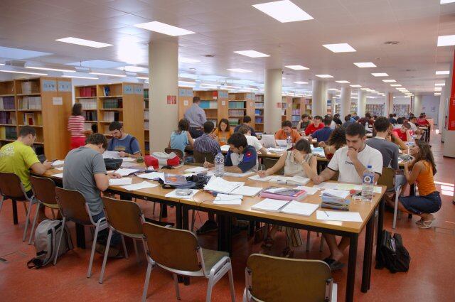 Estudiantes en la biblioteca de una de las facultades de la UMA