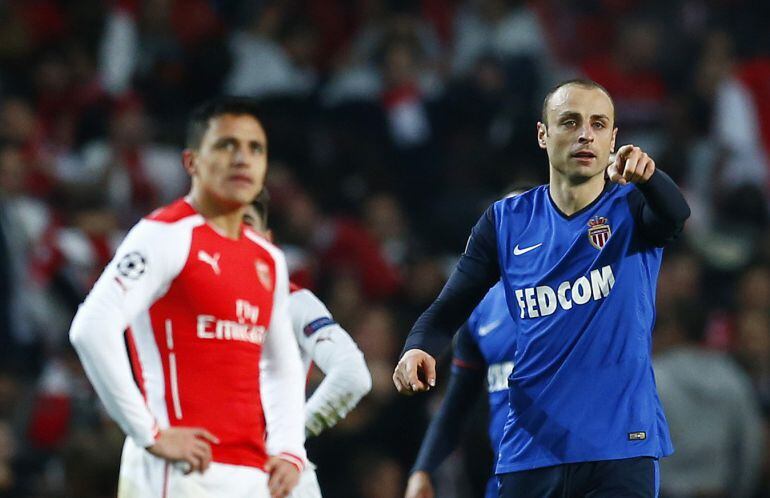 Football - Arsenal v AS Monaco - UEFA Champions League Second Round First Leg - Emirates Stadium, London, England - 25/2/15 Monaco&#039;s Dimitar Berbatov celebrates scoring their second goal as Arsenal&#039;s Alexis Sanchez looks on dejected
 Reuters / Eddie Keog