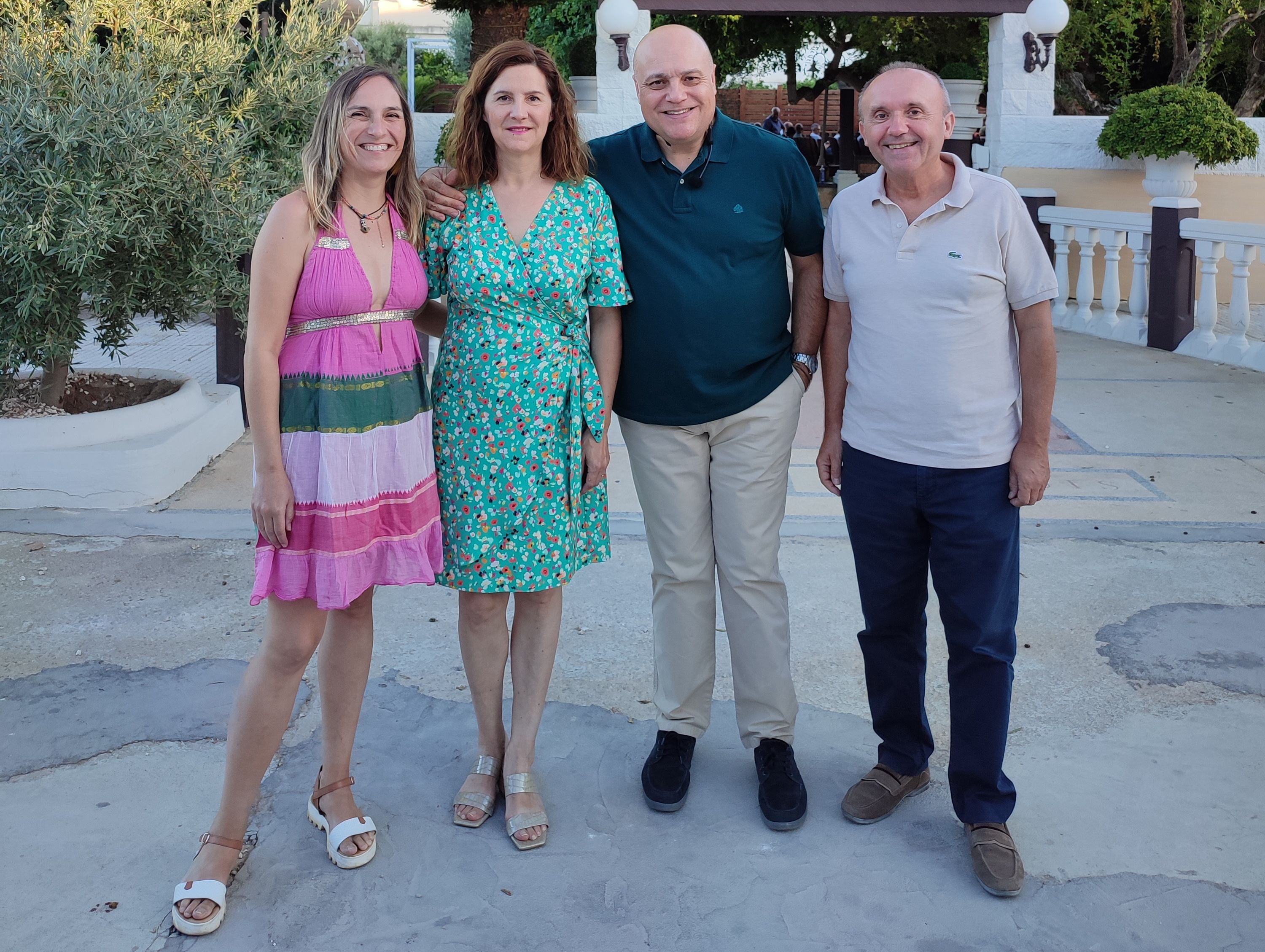 Victoria Pujades y Manel Arcos, editores de Edicions del Sud, con los poetas Lorena Cayuela y Robert Cortell el viernes 4 de agosto en el Restaurante Brisa del Mar de Piles