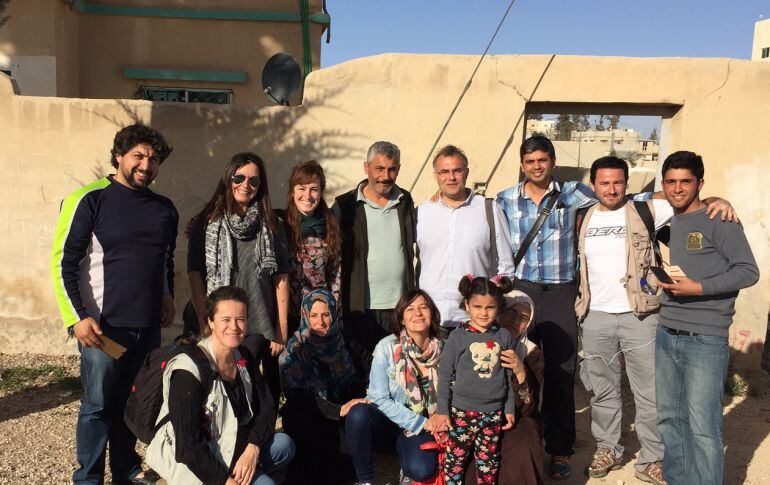 El equipo de &#039;Hora 25&#039; y Unicef con Emad y su familia.