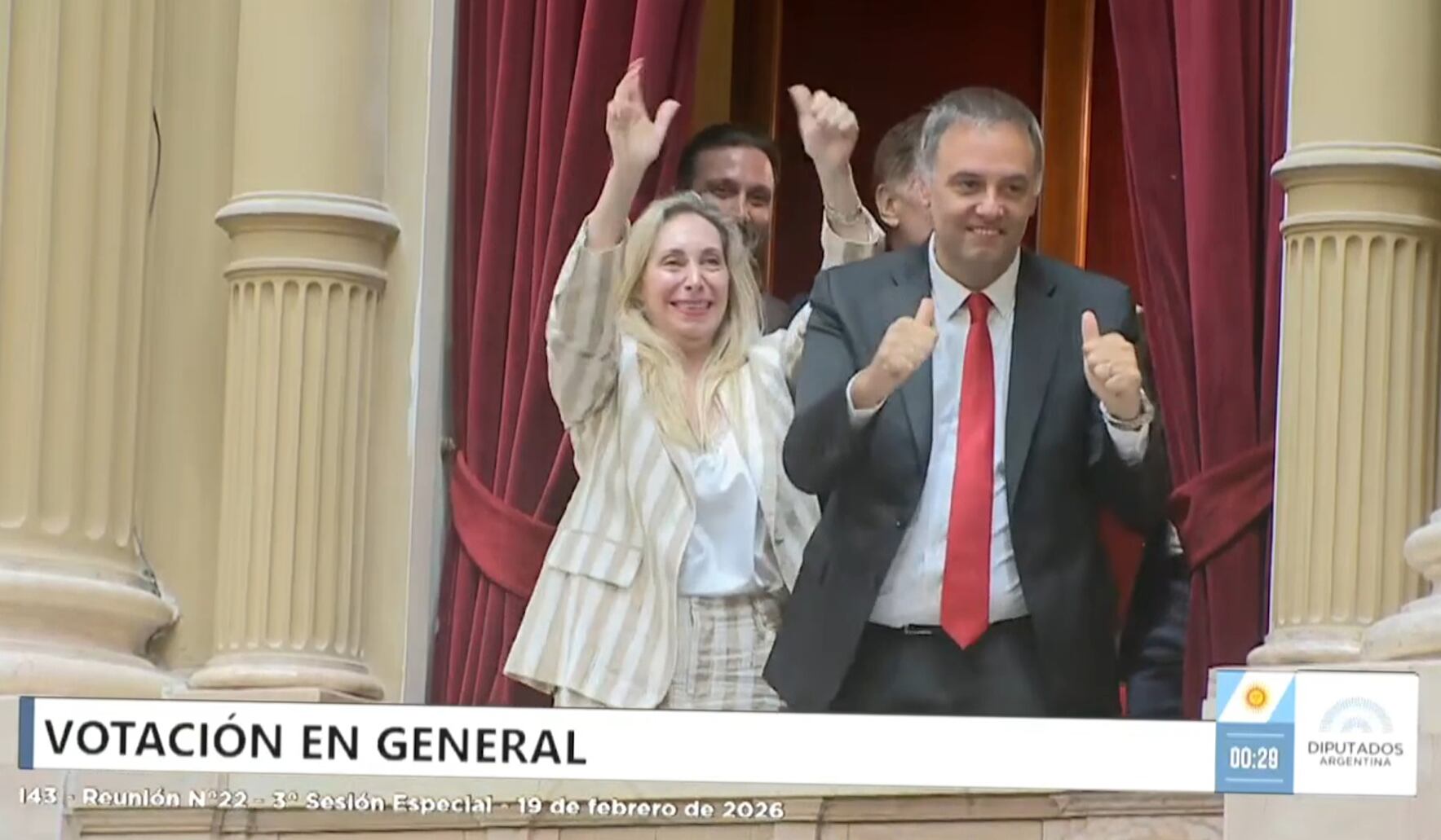 Captura de video tomada de una transmisión de la Honorable Cámara de Diputados de Argentina de la secretaria General de la Presidencia argentina, Karina Milei (i), celebrando junto al jefe de gabinete Manuel Adorni este viernes, tras la aprobación de la reforma laboral en Buenos Aires (Argentina). 