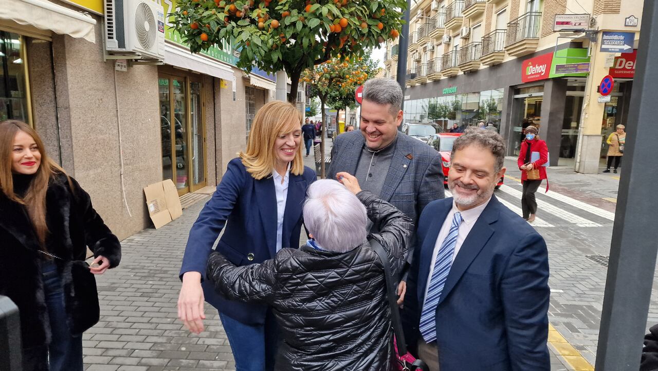 La exalcaldesa de Maracena (Granada), Berta Linares, a su llegada a una rueda de prensa ante el Ayuntamiento tras conocerse que quedaba fuera de la investigación por el secuestro de una compañera de gobierno