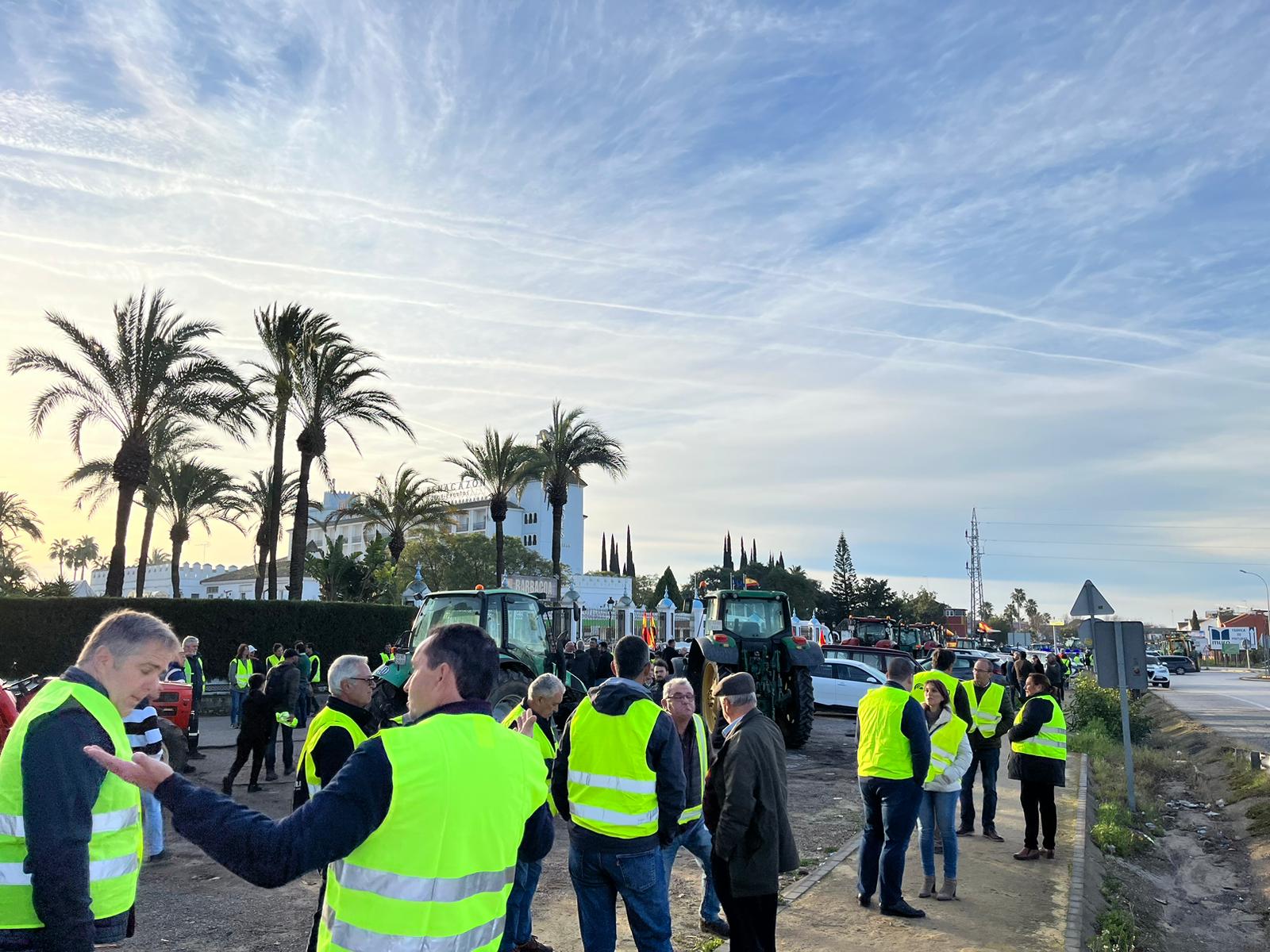 Concentración de agricultores junto a la venta Pazo en la A49.