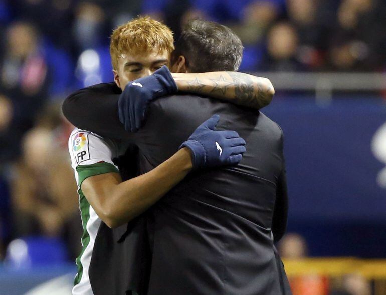 El delantero venezolano del Granada Adalberto Peñaranda (i), es felicitado por el entrenador, José Ramón Sandoval, tras marcar el primer gol ante el Levante 