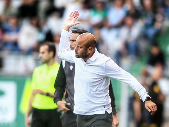 Miguel Ángel Ramírez, en A Malata, pidiendo a los jugadores del Sporting dar un paso hacia adelante.