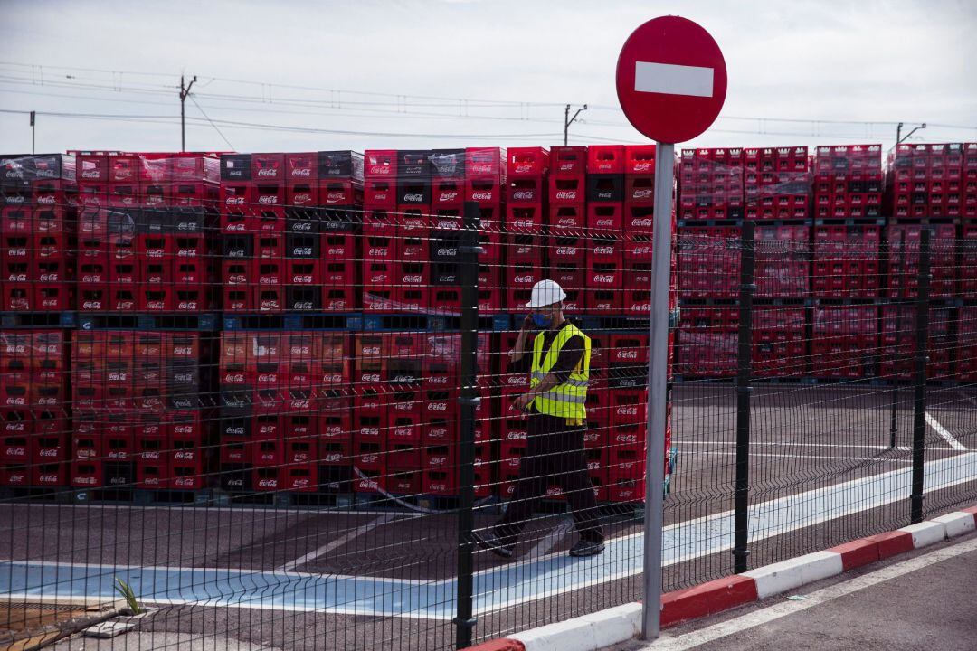 Vista parcial de la planta de Coca-Cola European Partners (CCEP) en Málaga, perteneciente a la sociedad Rendelsur, embotelladora de la marca estadounidense, que anunció ayer jueves su decisión de cerrar la factoría en la ciudad