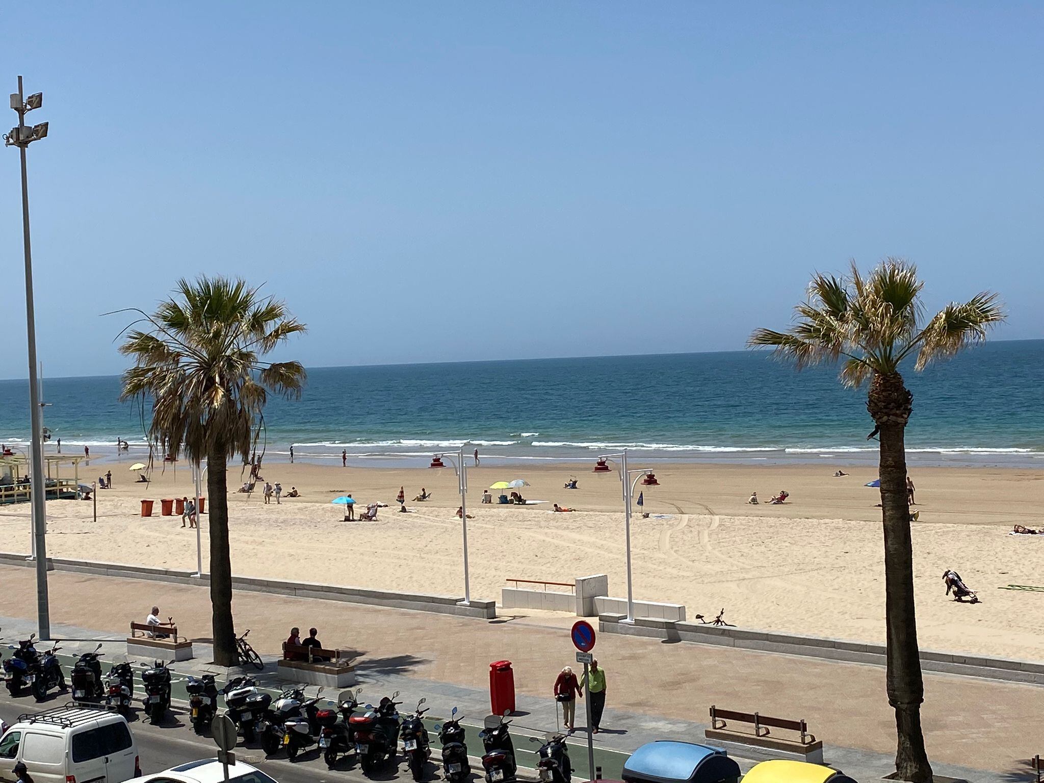Vista de la excelente playa Victoria de Cádiz
