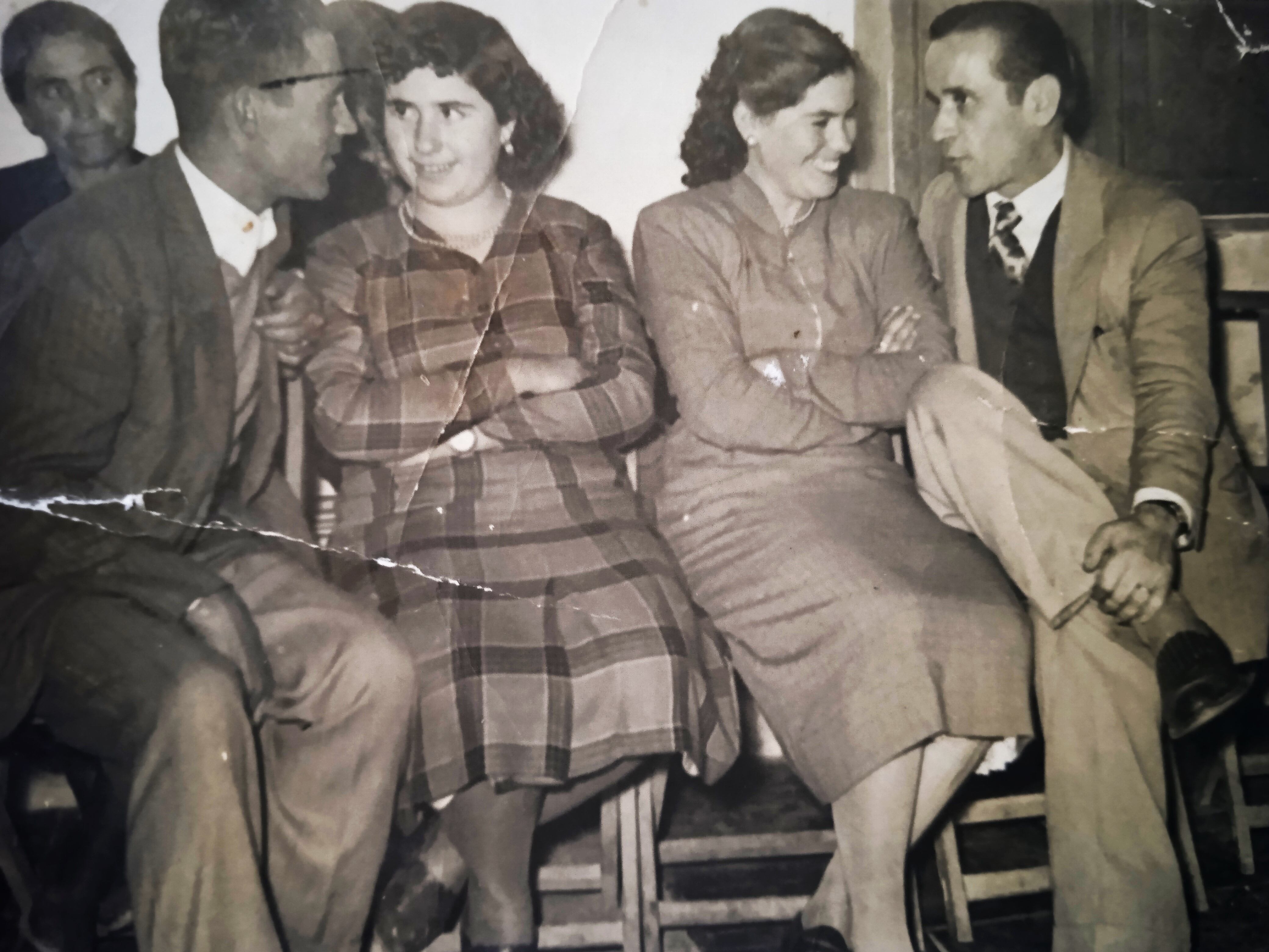 Año 1954. Sole y Juan de novios sentados en un banco, junto a unos amigos en un baile de Perín. Obsérvese justo detrás de ellos a la tía de Sole muy atenta y vigilando a las parejas, lo que era habitual en aquella época.