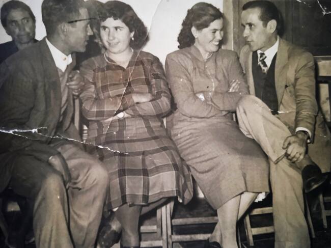 Año 1954. Sole y Juan de novios sentados en un banco, junto a unos amigos en un baile de Perín. Obsérvese justo detrás de ellos a la tía de Sole muy atenta y vigilando a las parejas, lo que era habitual en aquella época.