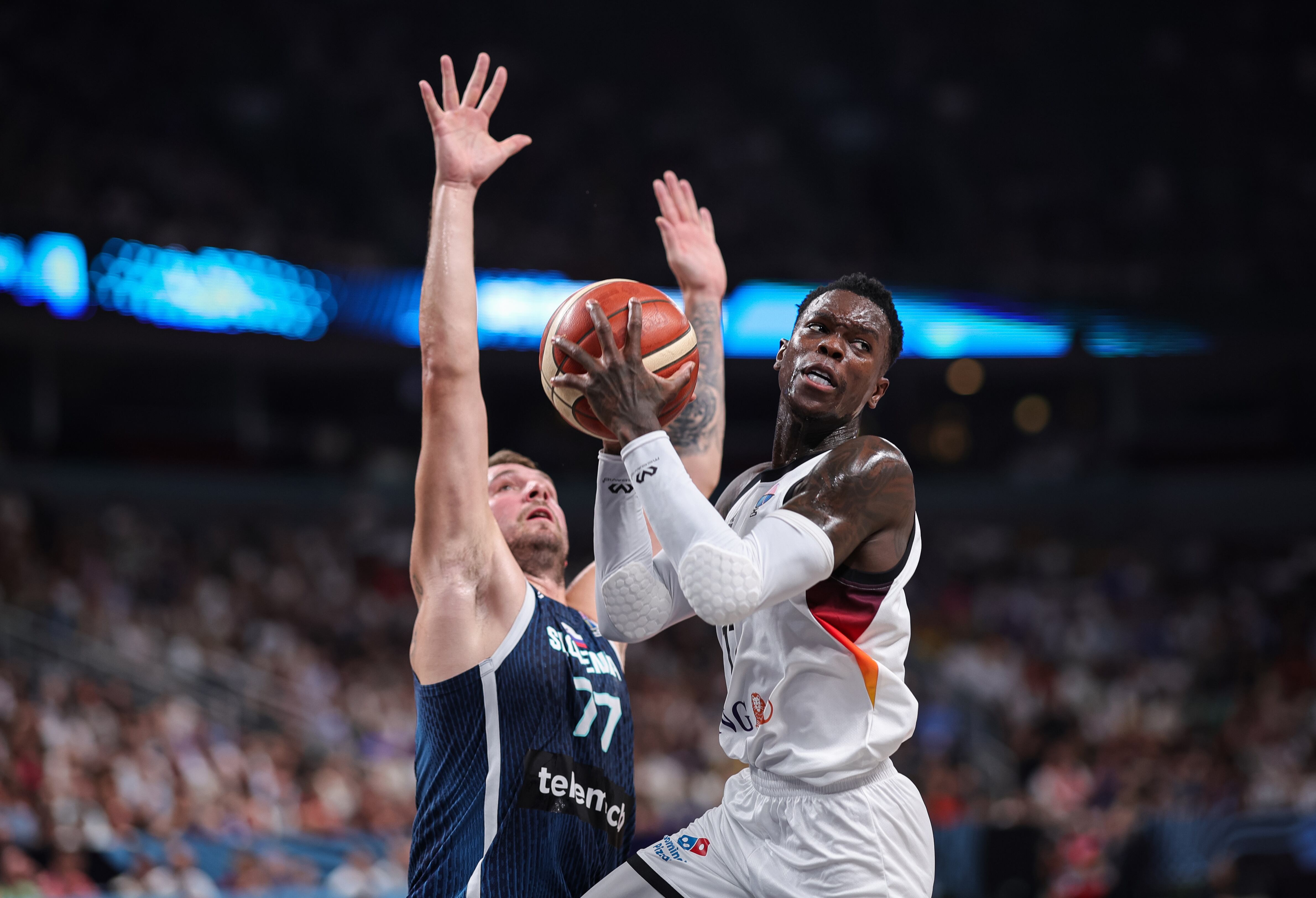 Doncic disputando el balón con Dennis Schröder durante el Alemania - Eslovenia