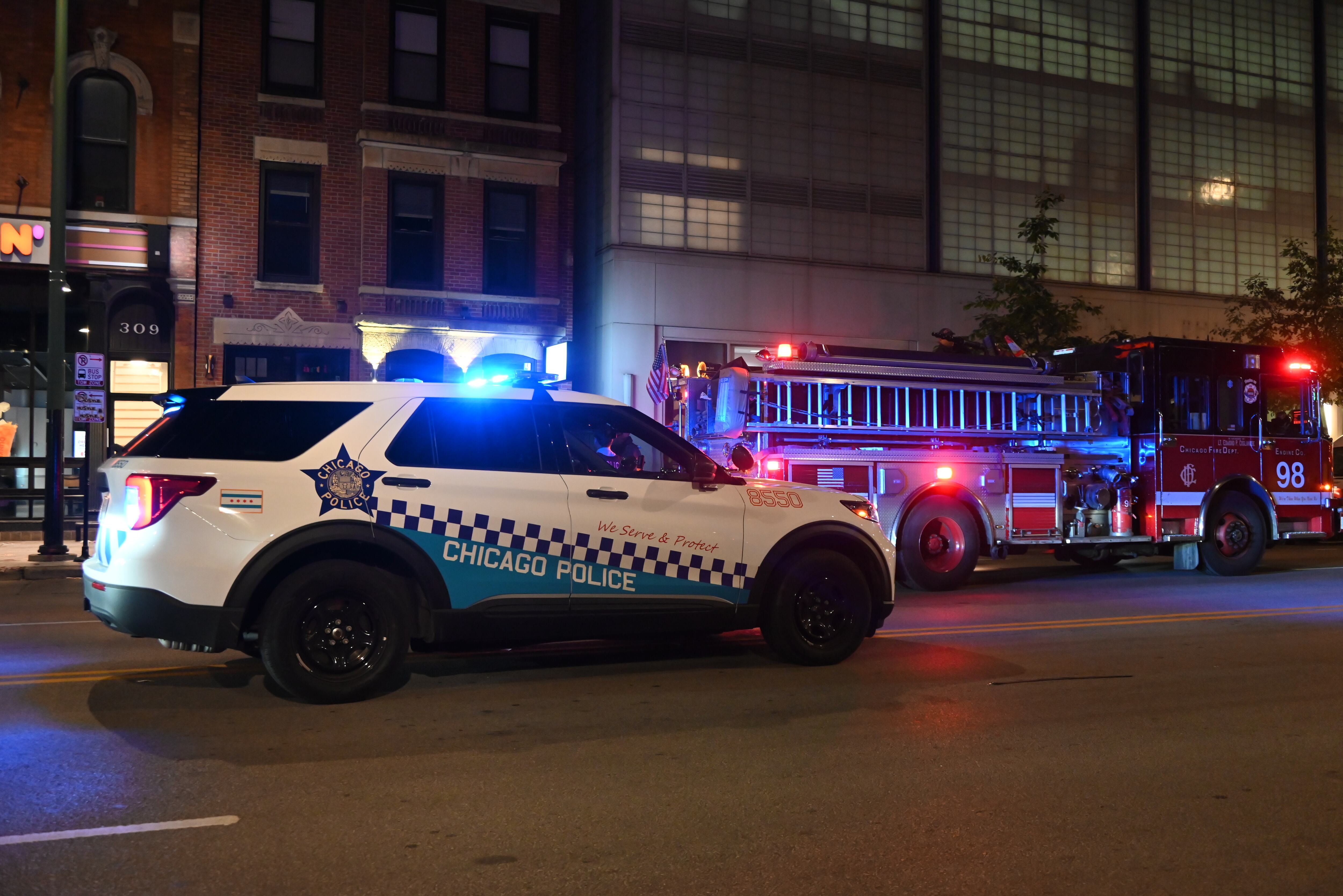 La policía de Chicago en el lugar donde ha tenido lugar el tiroteo este jueves.