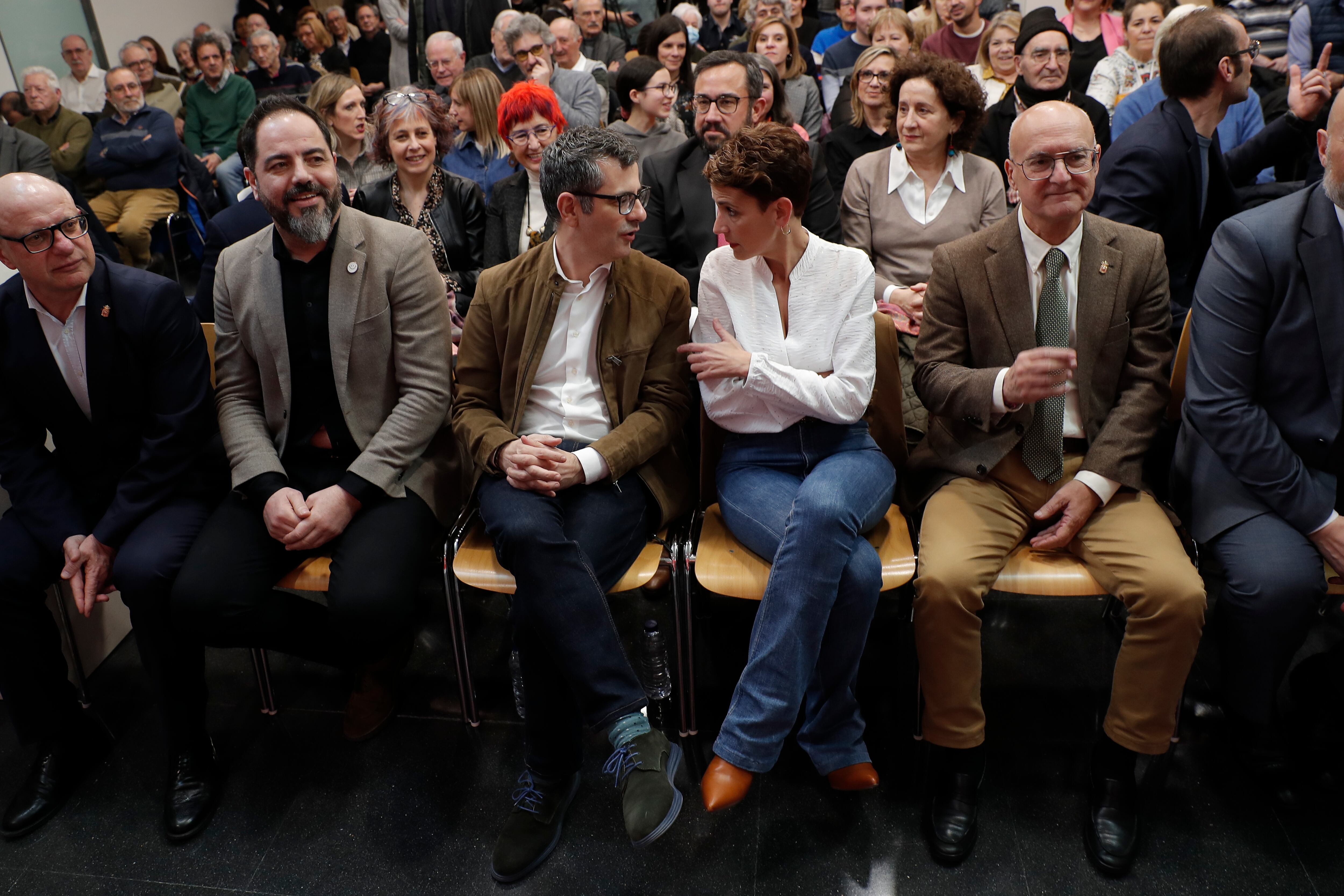 El miembro de la Ejecutiva Federal del PSOE y ministro de Presidencia, Félix Bolaños (3i), y la secretaria general del PSN y presidenta del Gobierno de navarra, María Chivite, entre otros, durante el acto de presentación de candidaturas del PSN-PSOE de Pamplona y comarca este jueves en Pamplona