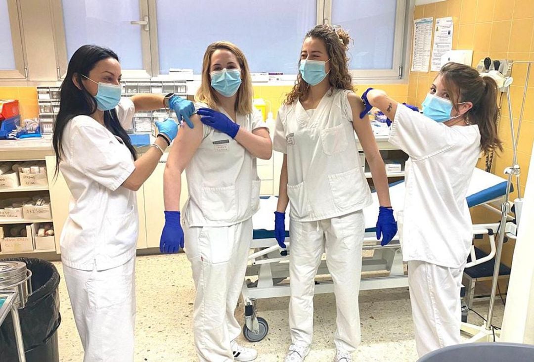 Vacunación de sanitarios en el Centro de Salud de Bellreguard