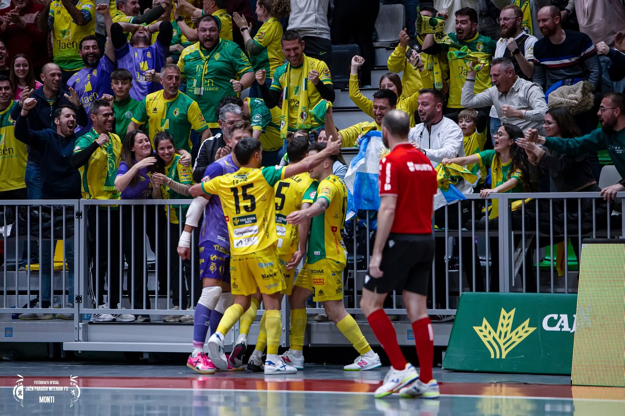 Los jugadores del Jaén Paraíso Interior FS celebran uno de los goles ante el FC Barcelona.