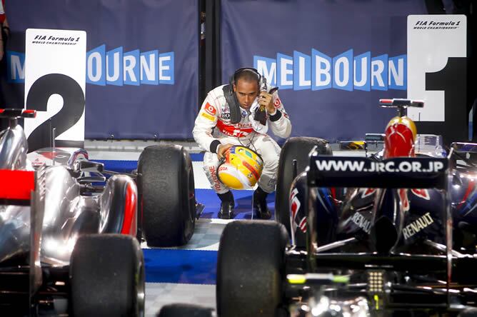 Lewis Hamilton observa los coches antes del podio