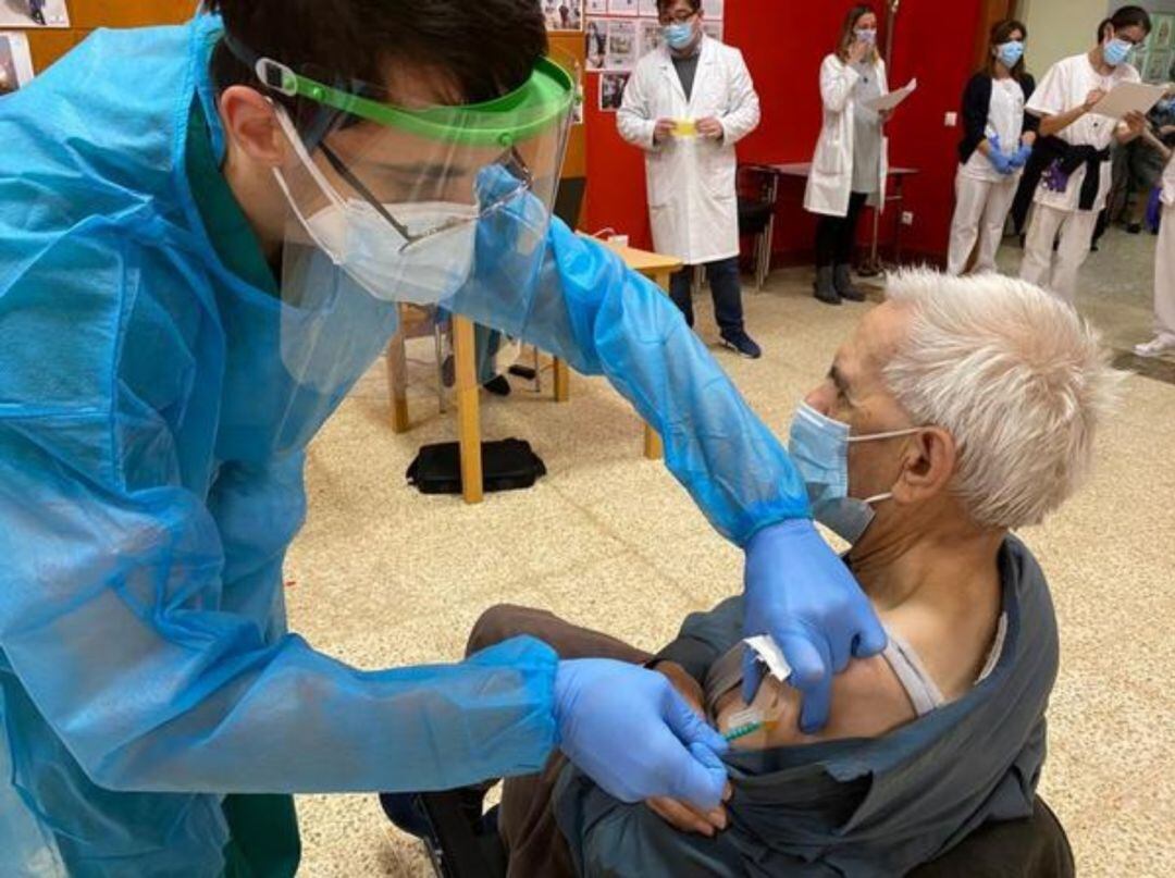 Inicio de la campaña de vacunación contra el coronavirus en la residencia Cardenal Marcelo