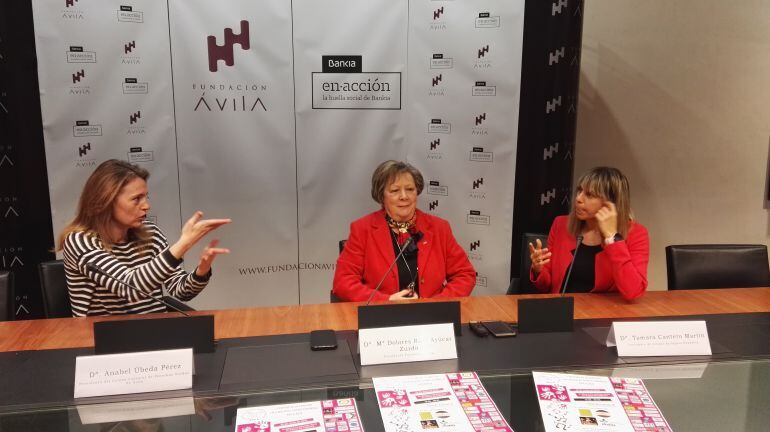 De derecha a izquierda: Anabel Úbeda Pérez, presidenta del Centro Cultural de Personas Sordas de Ávila, Mª Dolores Ruiz-Ayúcar Zurdo, presidenta Fundación Ávila y Tamara Cantero Martín, intérprete de Lengua de Signos Española.