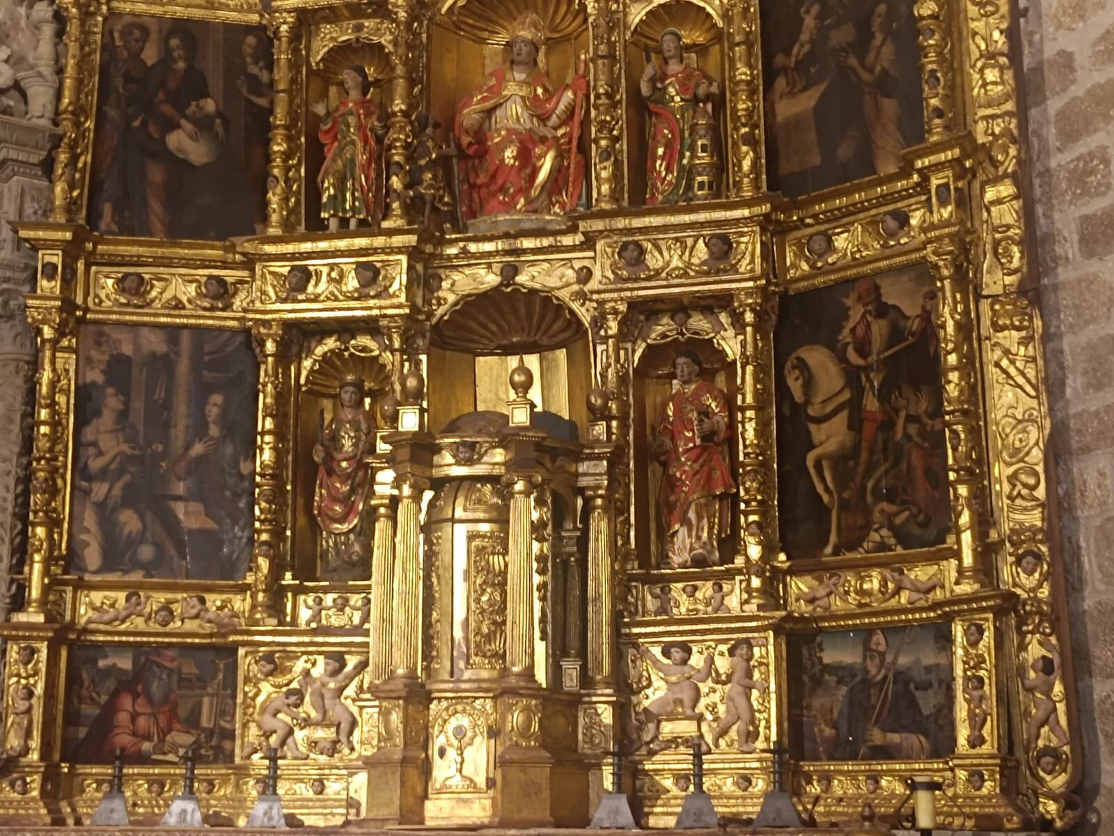 Detalle del Retablo de la Iglesia de San Martín de Plasencia tras su restauración