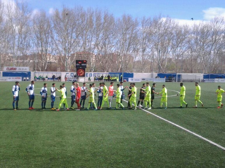 Los jugadores de Ebro y Elche se saludan en La Almozara antes del partido