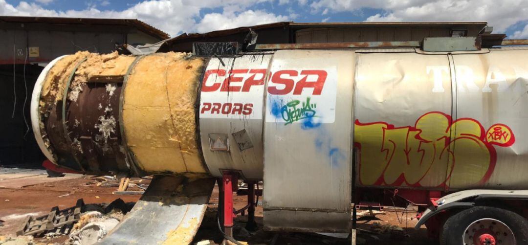 Uno de los depósitos a medio desmantelar