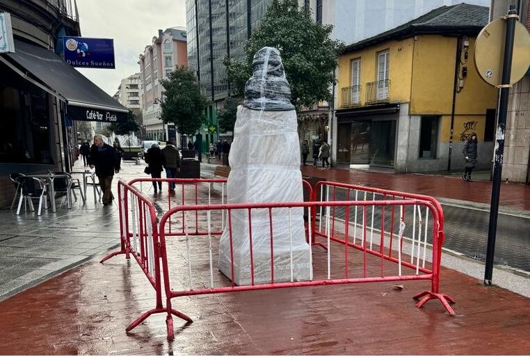 El busto, a la espera de ser descubierto