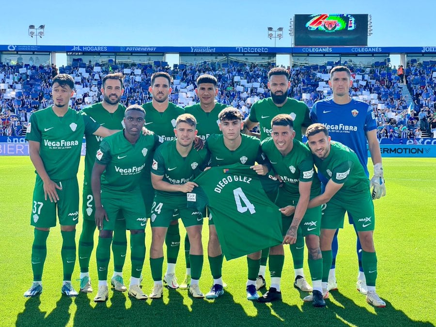 Los jugadores del Elche mostraron la camiseta de Diego González por la muerte de su madre