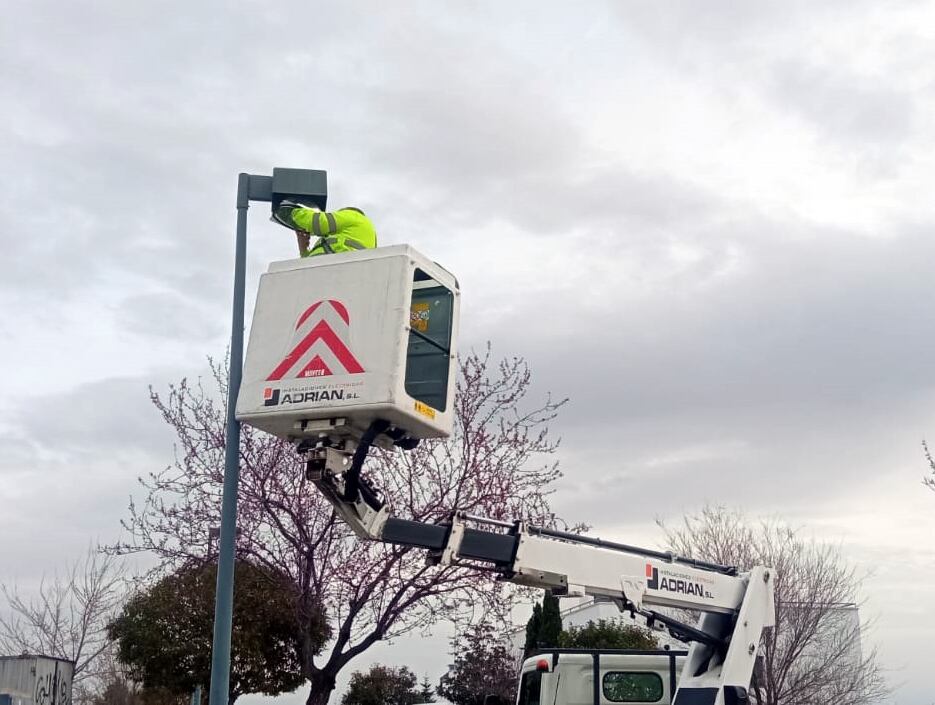 Las actuaciones consistirán en cambios de bombillas y reparaciones en los cuadros de control y de las farolas, además de la reposición de luminarias en las instalaciones deportivas