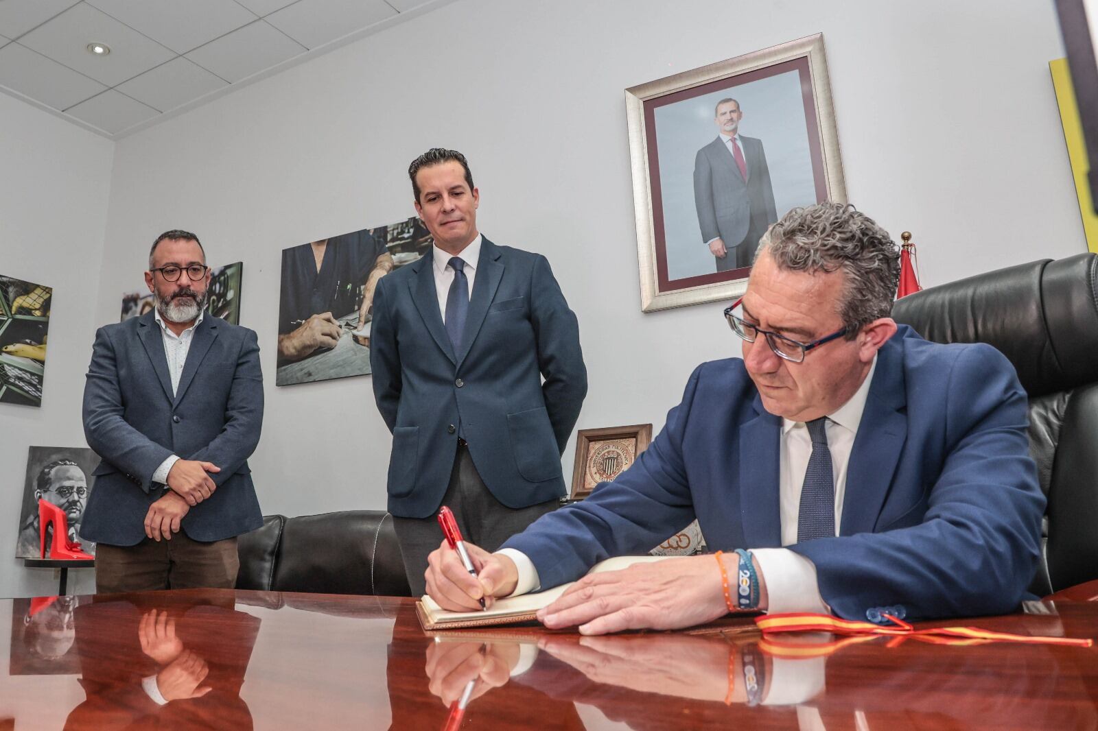 El presidente de la Diputación de Alicante, Toni Pérez, firma el Libro de Honor del Ayuntamiento de Elda