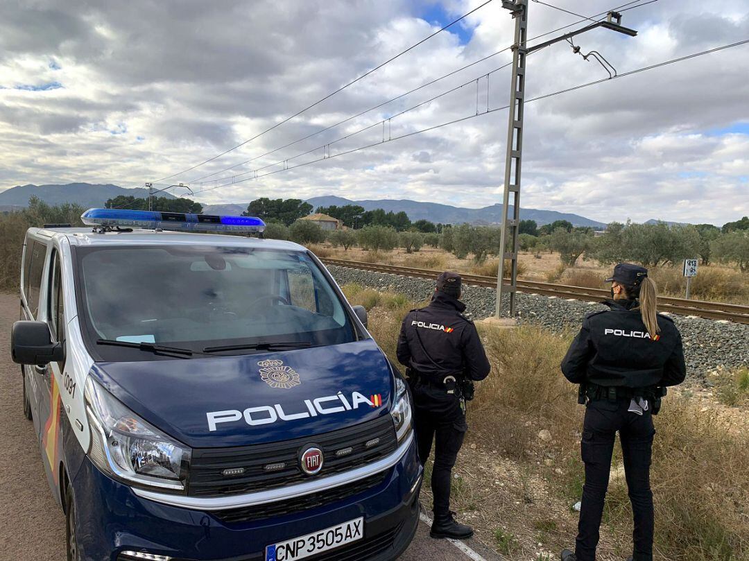 Agentes de la Policía Naciona junto a las vías en Elda