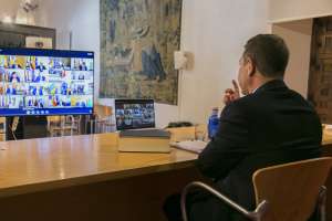 El presidente de C-LM, Emiliano García-Page, en videoconferencia con presidentes autonómicos y el presidente del Gobierno, Pedro Sánchez, por la crisis del coronavirus.
