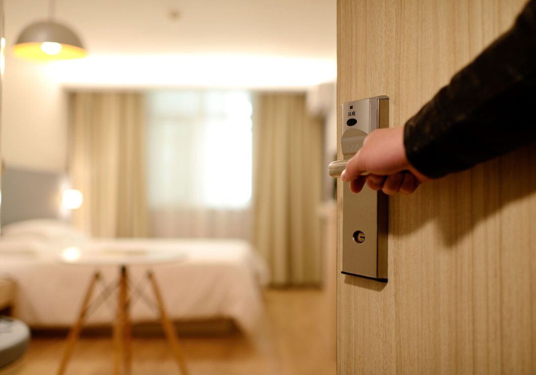 Una persona entra a su habitación de hotel