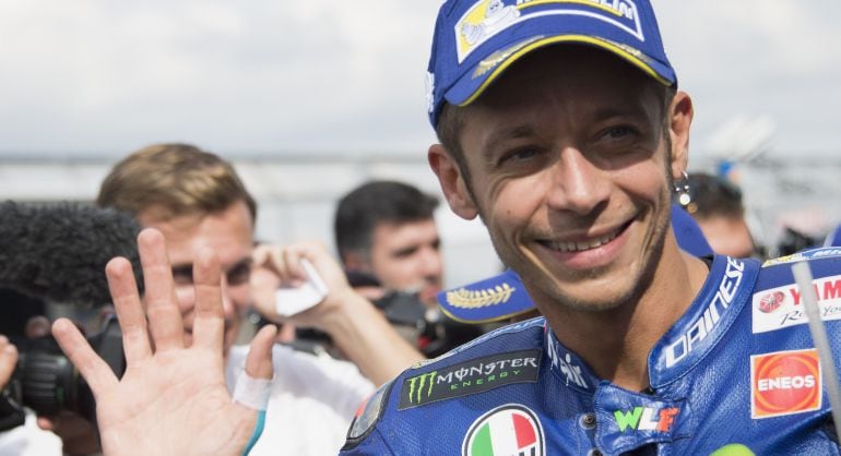 Valentino Rossi saluda durante un gran premio