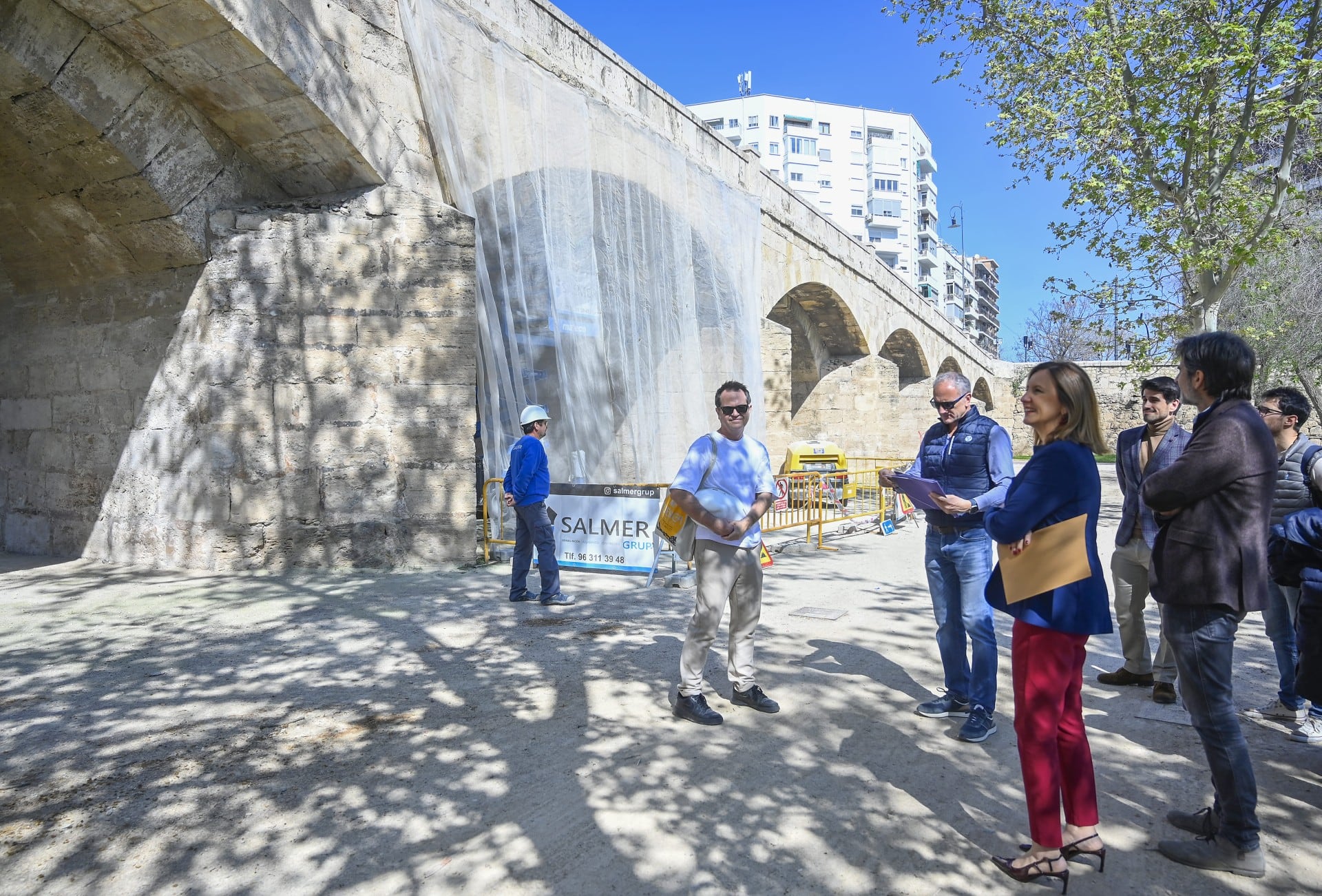 La alcaldesa María José Catalá visita los trabajos de recuperación y limpieza del Puente de San José