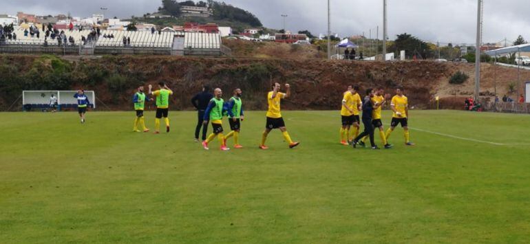 Los jugadores del Ejea celebran el pase a la ronda definitiva por el ascenso