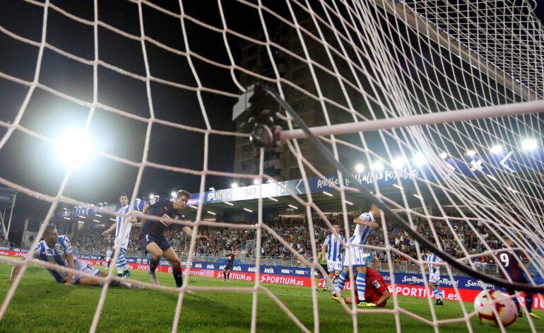 Cardona marca un gol a la Real en el último derbi. Ahora el Eibar quiere romper con el convenio del fútbol base que lidera el club txuri-urdin